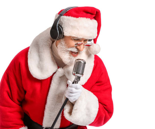 Cool Santa Claus con micrófono cantando canción de Navidad sobre fondo blanco - Foto, imagen