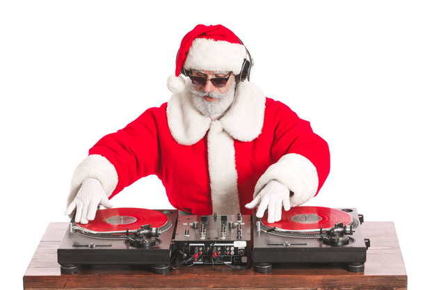 Babbo Natale DJ cool che suona musica su sfondo bianco - Foto, immagini
