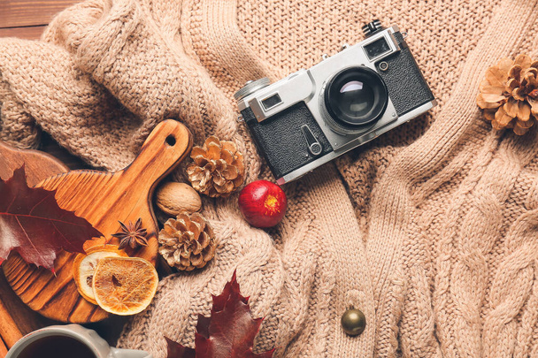 スタイリッシュな服や写真カメラと秋の組成物 - 写真・画像