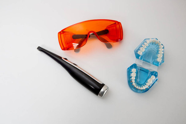 instrument pour le dentiste, pour le traitement et l'inspection des dents et des appareils dentaires - Photo, image