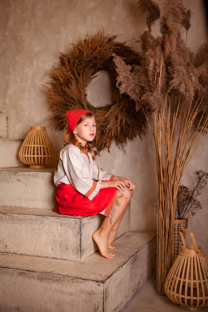 girl in a light linen shirt and a red scarf in a rustic style - Foto, Bild