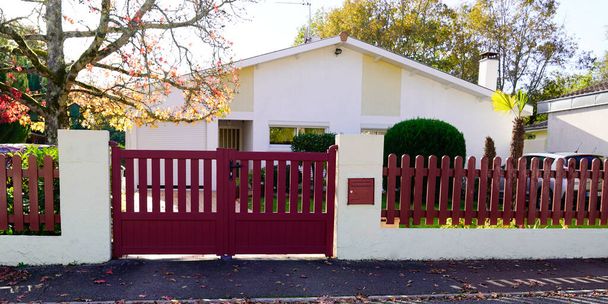 Hliníkové klasické domácí červené kovové vrata na předměstí domu - Fotografie, Obrázek