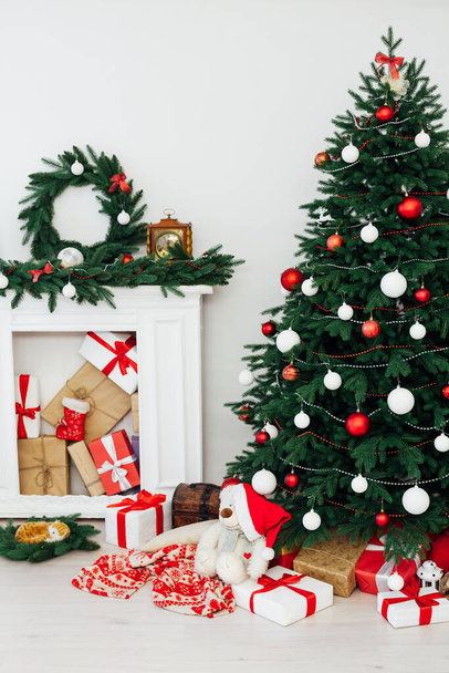 Árvore de Natal de Ano Novo com presentes de guirlanda - Foto, Imagem