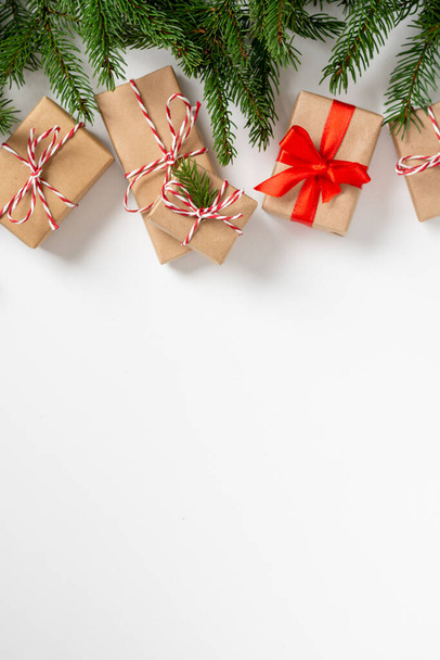 Подарочные коробки на бумаге. Рождественский фон Рождественские подарки под елками украшены деревянными орнаментами на белом фоне. - Фото, изображение