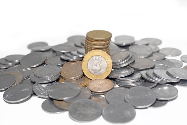 Indické rupie mince rozptýlené na bílém pozadí - Fotografie, Obrázek