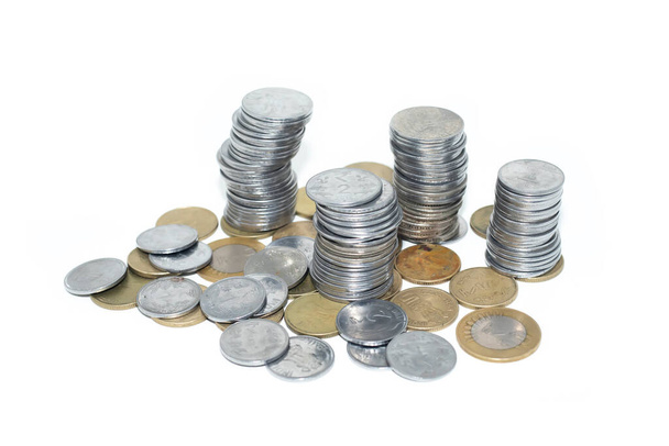 Coleta de vários tipos de moedas de rúpia indianas isoladas em fundos brancos - Foto, Imagem