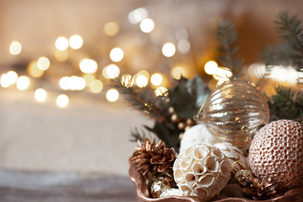 Acogedora composición con juguetes en un árbol de Navidad sobre un fondo borroso con bokeh. Decoración y concepto de humor navideño. - Foto, Imagen