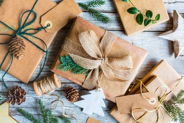 Decoraciones de regalo ecológico de Navidad sobre fondo de madera. Tendencia cero residuos.  - Foto, Imagen