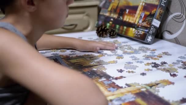 Teen sbírat puzzle na stole. Koncept vývoje dítěte. Hry pro rychlé vtipy - Záběry, video
