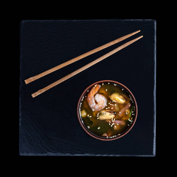 海鮮エビと鮭の伝統的な味噌スープ - 写真・画像