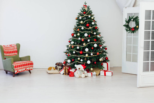 Nový rok interiér vánoční strom s dárky dekor 2021 2022 - Fotografie, Obrázek