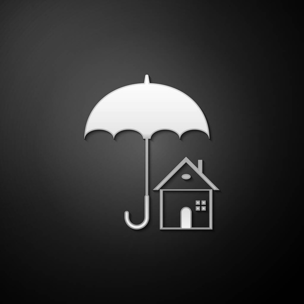 Silver House met paraplu pictogram geïsoleerd op zwarte achtergrond. Onroerend goed verzekeringssymbool. Bescherming, veiligheid, beveiliging, bescherming, defensie concept. Lange schaduw stijl. Vector. - Vector, afbeelding