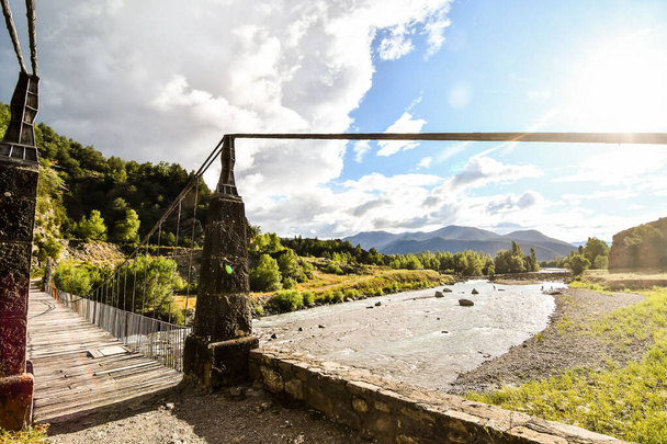 Brücke über den Fluss, Foto als Hintergrund, digitales Bild - Foto, Bild