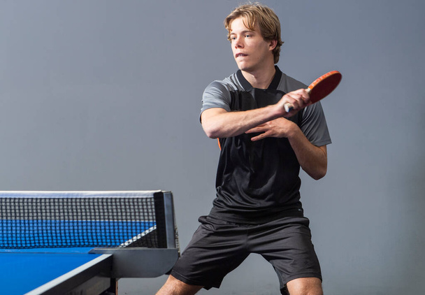 Adolescente jugando ping pong tenis de mesa. Equipo, en movimiento. - Foto, Imagen