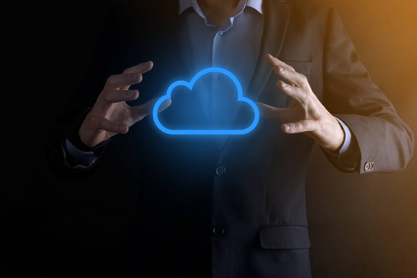 Geschäftsmann hält Cloud-Computing-Konzept in der Hand. Backup Storage Data Internet, Vernetzung und Digital, Teilen global und Technologie, Konzept - Foto, Bild