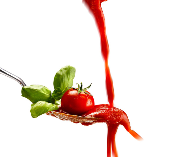 Паста с базиликом и томатный соус на изолированном фоне
 - Фото, изображение