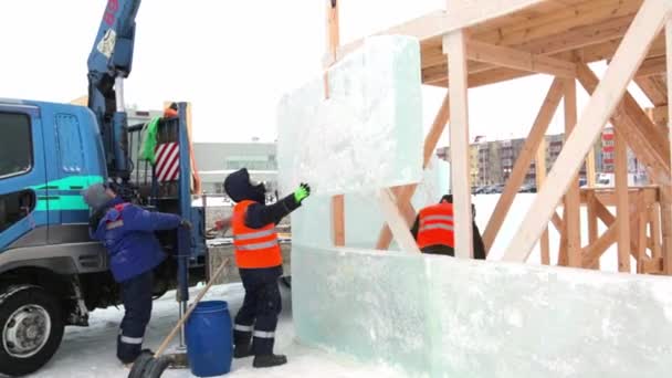 Shromažďovači vyloží ledové panely z auta pomocí jeřábu  - Záběry, video