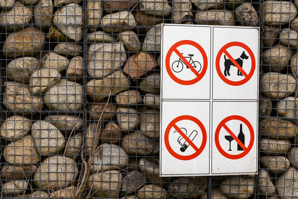 Schilder an der Steinmauer - keine Hunde, keine Fahrräder, kein Rauchen, kein Alkohol - Foto, Bild