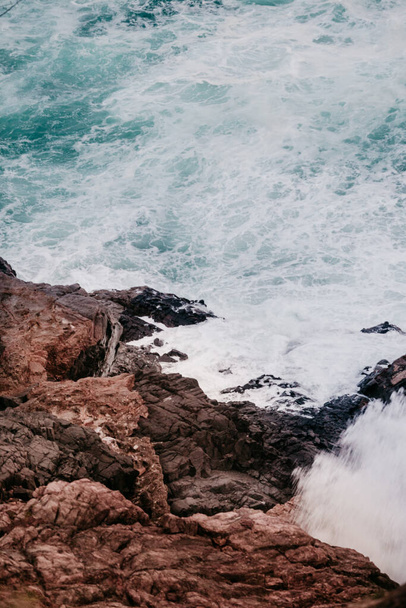 A view of strong waves hitting the rocky shore - Foto, Bild