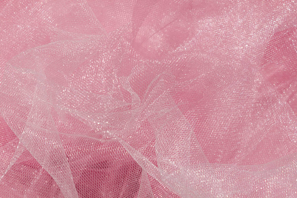 ピンクのチュール生地のテクスチャトップビュー。サンゴの背景。ファッションカラートレンド女性チュチュスカートフラットレイ、テキストのサインデザインのための女性のブログの背景。女の子抽象的な壁紙、テキスタイル表面. - 写真・画像