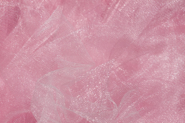 Розовая ткань тюля вид сверху. Коралловое происхождение. Мода цветовых тенденций женские юбки туту плоский лежал, женский фон блога для текстовых знаков desidgn. Женские абстрактные обои, текстильная поверхность. - Фото, изображение