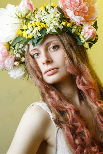 όμορφο κορίτσι με το στέμμα λουλούδι στο κεφάλι - Φωτογραφία, εικόνα
