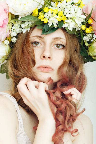 красива дівчина з квітковою короною на голові
 - Фото, зображення