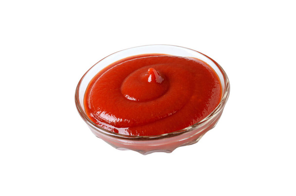 Частина кетчупу або червоного томатного соусу в скляній мисці ізольовані на білому тлі
. - Фото, зображення