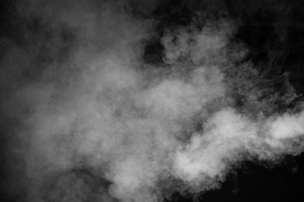Abstracte zwart-witte rook over de zwarte achtergrond - Foto, afbeelding