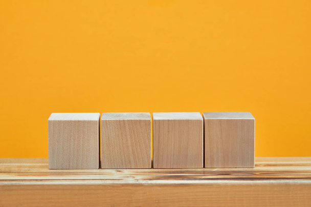 Quadrado de cubos de madeira vazios estilo mockup, espaço de cópia. modelo de blocos de madeira para design criativo, lugar para texto - Foto, Imagem