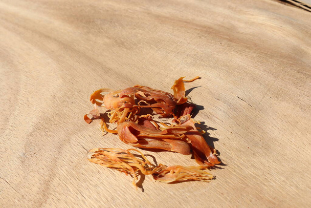 terveellinen ja mausteinen nuijakanta puupohjalla - Valokuva, kuva