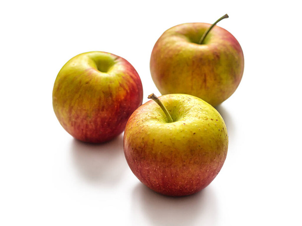Три сезонні яблука, змішаний червоно-жовтий колір ізольовані на білому тлі
 - Фото, зображення