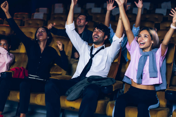 Yleisö on onnellinen ja jännittävä elokuvateatterissa - Valokuva, kuva