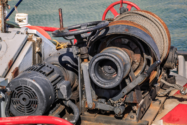 Старий деталізований покинутий і зламаний човновий двигун
 - Фото, зображення