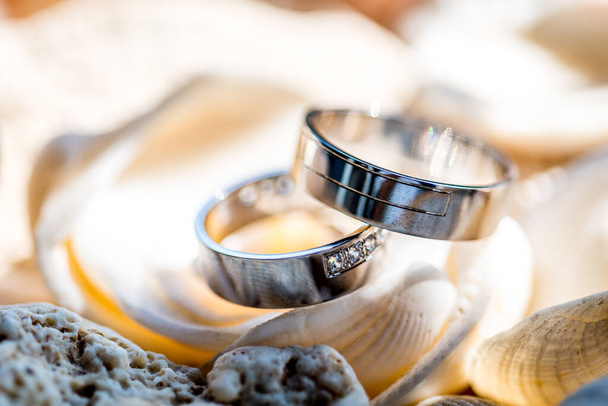 Hermosa joya anillos de boda primer plano macro fotografía - Foto, imagen