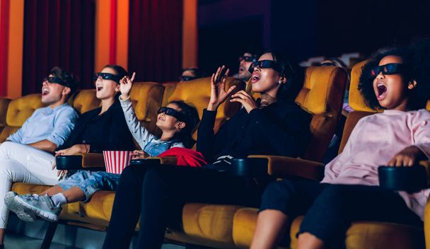 Grupo de personas ver películas en 3D en el cine - Foto, Imagen