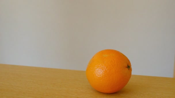 catching an orange and apple - Video, Çekim