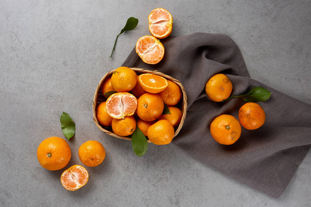 Yellow oranges in the basket - Φωτογραφία, εικόνα