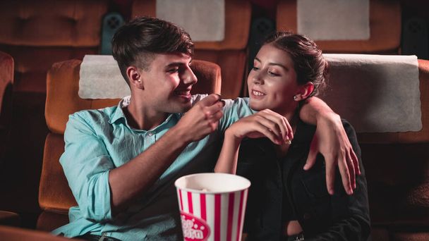 Miehet ja naiset syövät ja heittävät popcornia - Valokuva, kuva
