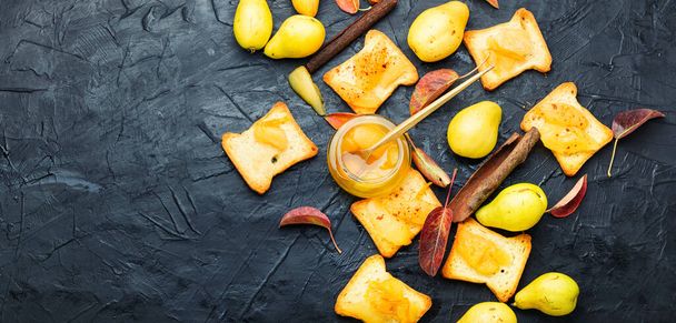 Crispy croutons or tea toast with pear jam.Copy space - Foto, imagen
