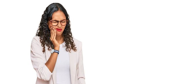 Jong Afrikaans Amerikaans meisje draagt zakelijke kleding aanraken mond met de hand met pijnlijke uitdrukking als gevolg van kiespijn of tandheelkundige ziekte op tanden. tandarts  - Foto, afbeelding