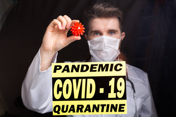 Salle Covid-19, Développement de vaccins et concept de médecine - Docteur en masque grippal tenant un modèle de coronavirus. - Photo, image