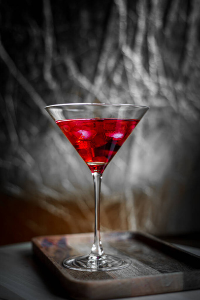 bicchiere da martini rosso con ciliegia - Foto, immagini