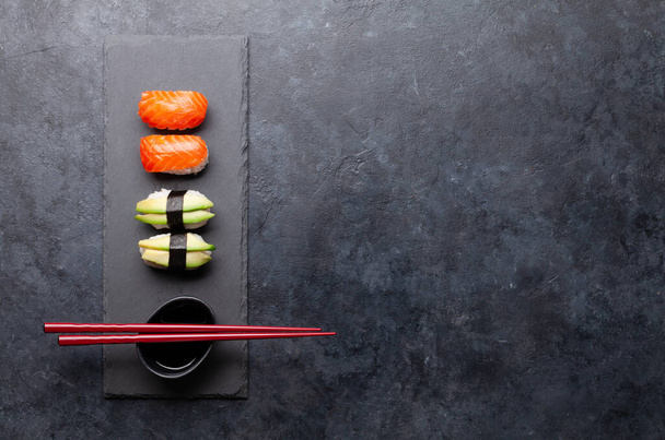 Ιαπωνικό σούσι πάνω σε πέτρινο πιάτο. Πάνω όψη επίπεδη θέσει με αντίγραφο χώρου - Φωτογραφία, εικόνα