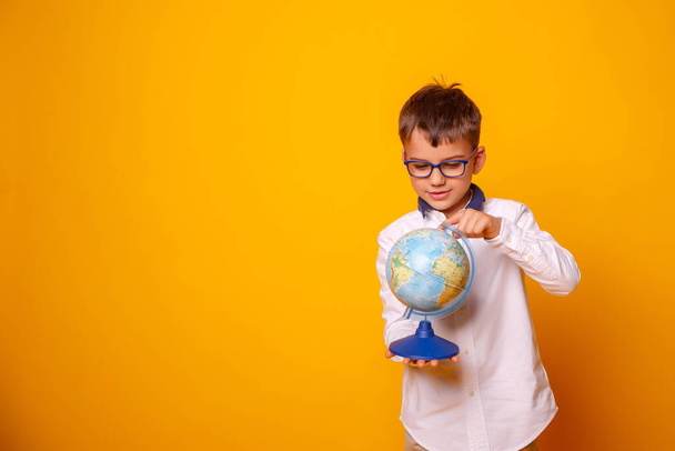 mignon écolier avec globe dans les mains - Photo, image