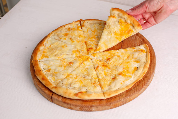 Tahtada lezzetli peynirli pizza. - Fotoğraf, Görsel