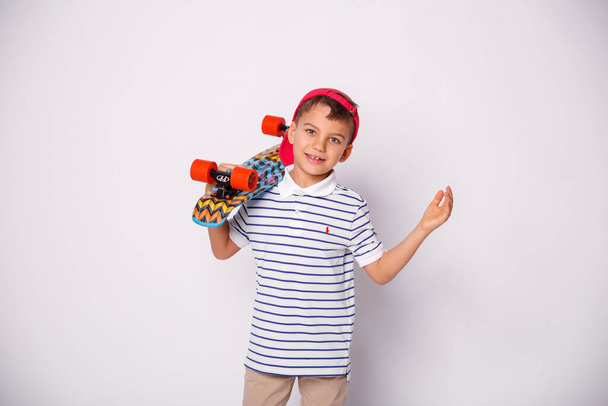 lindo skater chico posando en estudio  - Foto, Imagen