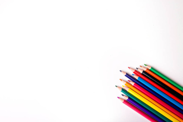 Barevné tužky izolované na bílém pozadí, zblízka různé školní předměty - Fotografie, Obrázek