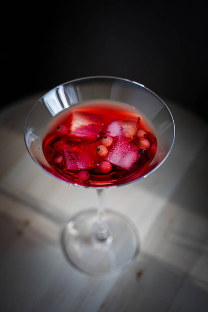 vaso de martini rojo con cereza - Foto, Imagen