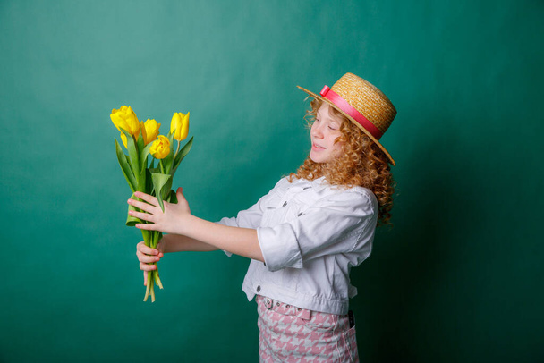 heureuse fille souriante tenant des fleurs - Photo, image